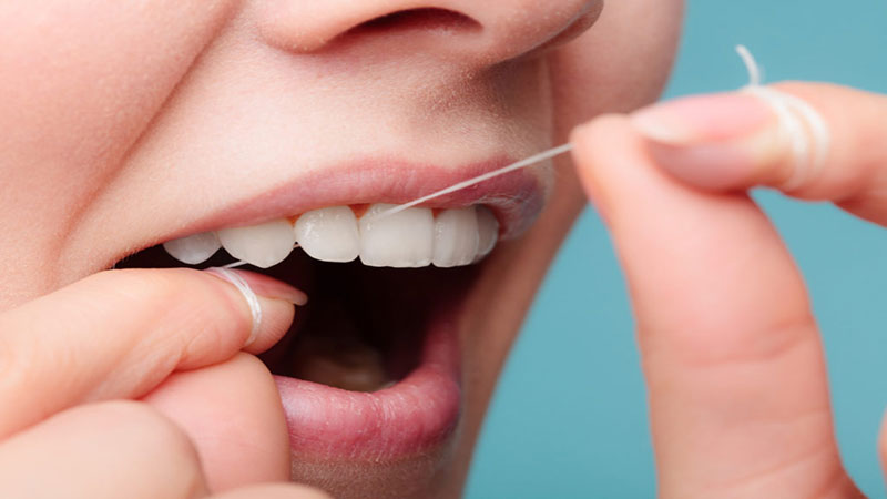  تمیز کردن فضاهای بین دندانی