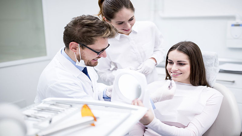 بررسی اعتبار دندانپزشک و نظرات بیمار در انتخاب بهترین دکتر لمینت دندان